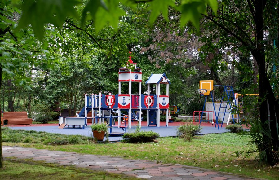 Игровой городок для детей в дендропарке пансионата — фото 3