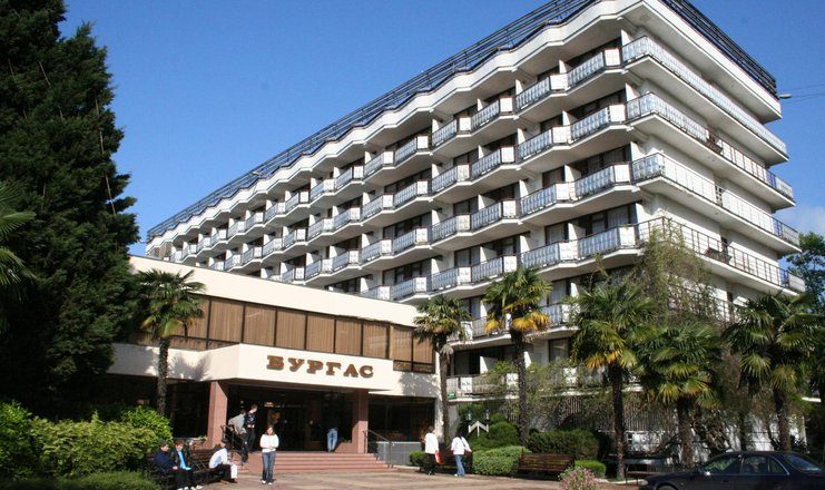 Фасад основного корпуса пансионата «Бургас» в Сочи — фото 4